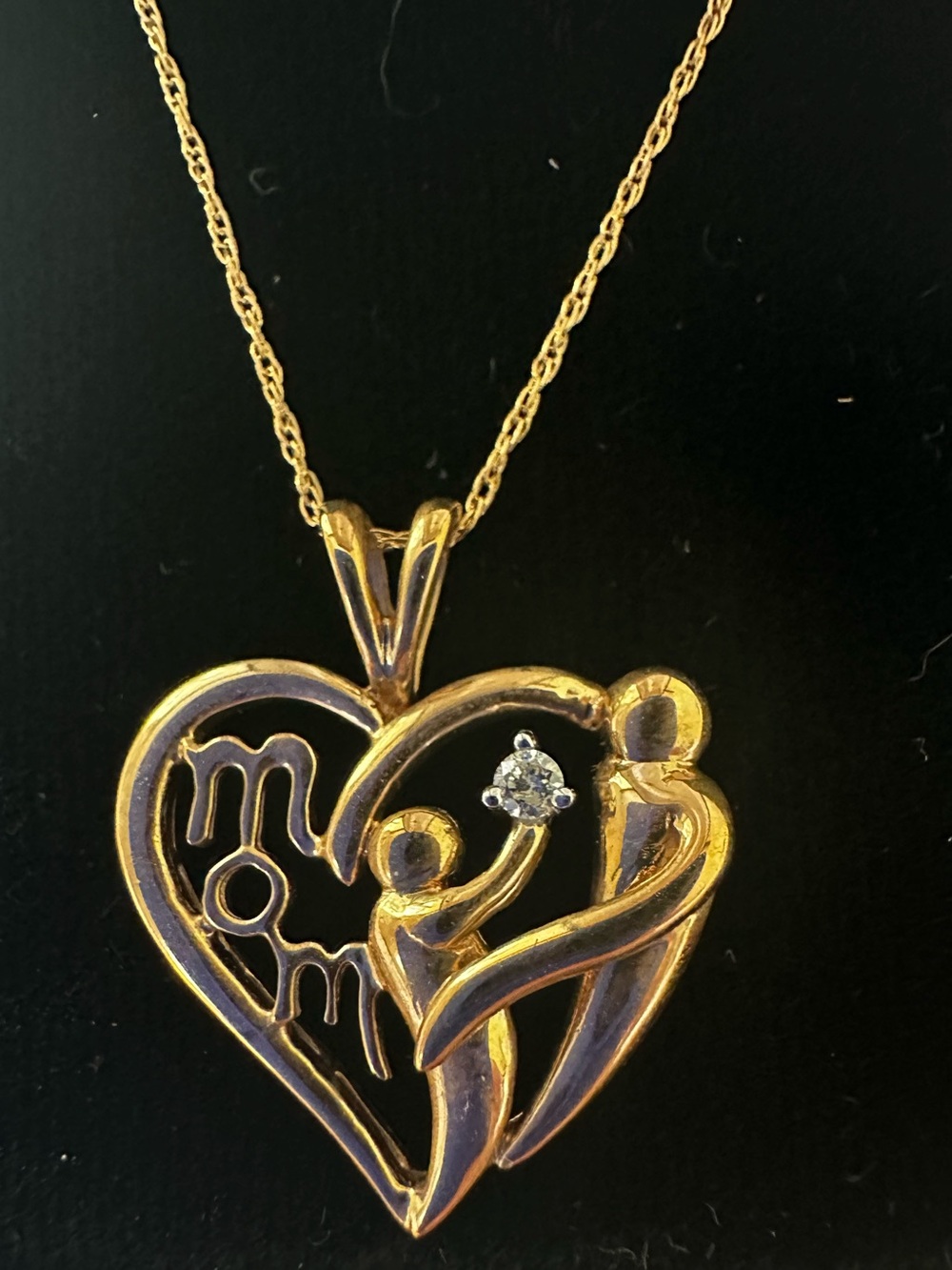 🌟 Beautiful 10K Gold “Mom” Diamond Heart Necklace – Mother & Child Design